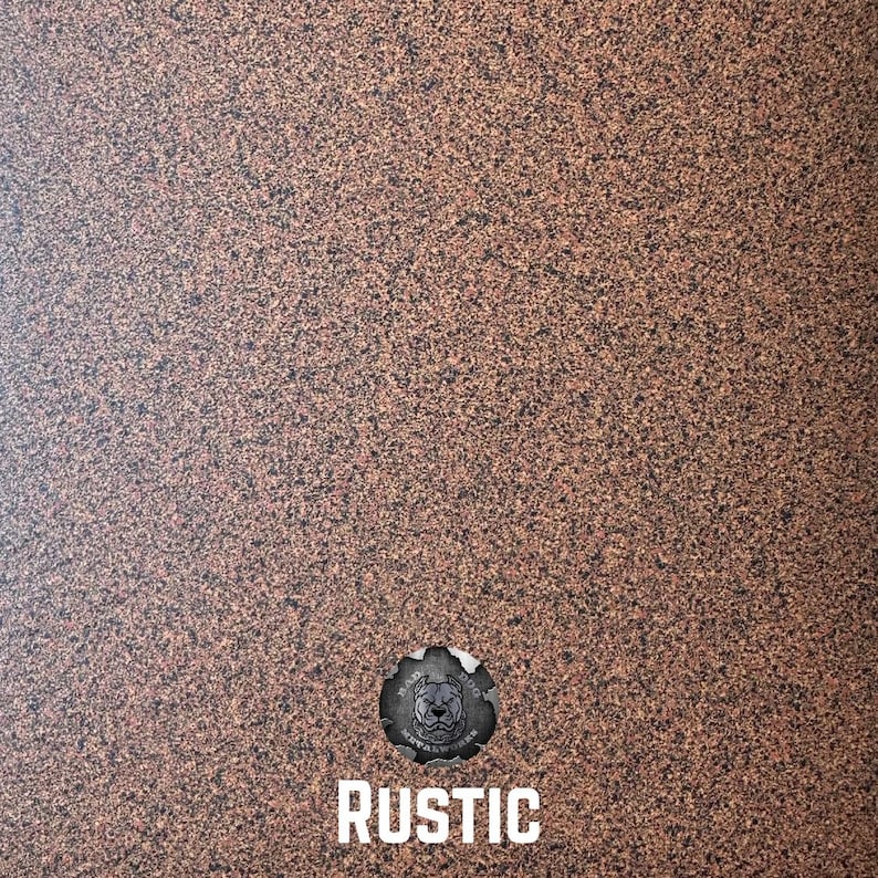 Puede incluir: Primer plano de una superficie texturizada con un patr&oacute;n moteado en tonos marrones y negros. La palabra "RUSTIC" se muestra en letras blancas en la parte inferior, con un emblema circular encima.