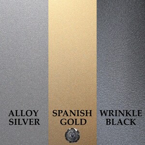 Puede incluir: Imagen vertical que muestra tres muestras de color met&aacute;lico texturizado: Alloy Silver, Spanish Gold y Wrinkle Black. Cada muestra est&aacute; etiquetada con su respectivo nombre de color en texto negro en negrita. Un peque&ntilde;o emblema es visible en la parte inferior de la muestra Spanish Gold.