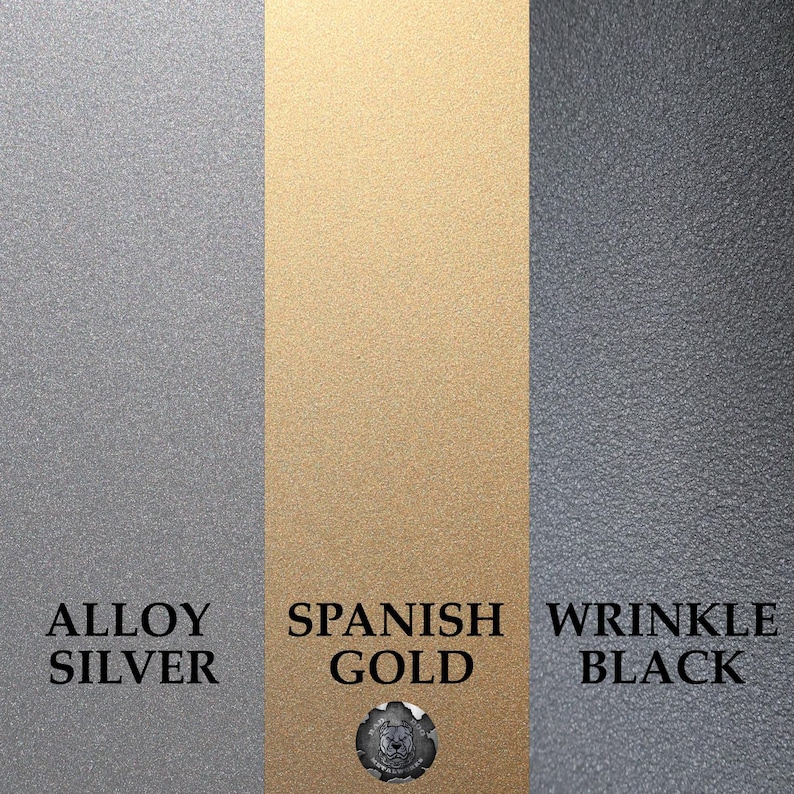 Puede incluir: Imagen vertical que muestra tres muestras de color met&aacute;lico texturizado: Alloy Silver, Spanish Gold y Wrinkle Black. Cada muestra est&aacute; etiquetada con su respectivo nombre de color en texto negro en negrita. Un peque&ntilde;o emblema es visible en la parte inferior de la muestra Spanish Gold.