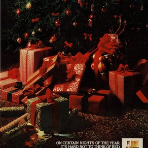 K&ouml;nnte beinhalten: Eine festliche Weihnachtsszene mit einem geschm&uuml;ckten Baum und verpackten Geschenken. Die Geschenke sind mit roten B&auml;ndern und Schleifen verziert. Das Bild enth&auml;lt den Text "ON CERTAIN NIGHTS OF THE YEAR, IT'S HARD NOT TO THINK OF RED." Eine Flasche Johnnie Walker Red ist ebenfalls zu sehen.