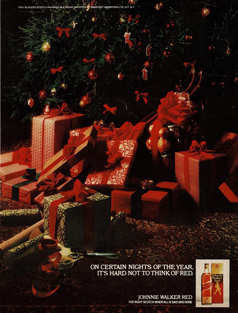 K&ouml;nnte beinhalten: Eine festliche Weihnachtsszene mit einem geschm&uuml;ckten Baum und verpackten Geschenken. Die Geschenke sind mit roten B&auml;ndern und Schleifen verziert. Das Bild enth&auml;lt den Text "ON CERTAIN NIGHTS OF THE YEAR, IT'S HARD NOT TO THINK OF RED." Eine Flasche Johnnie Walker Red ist ebenfalls zu sehen.