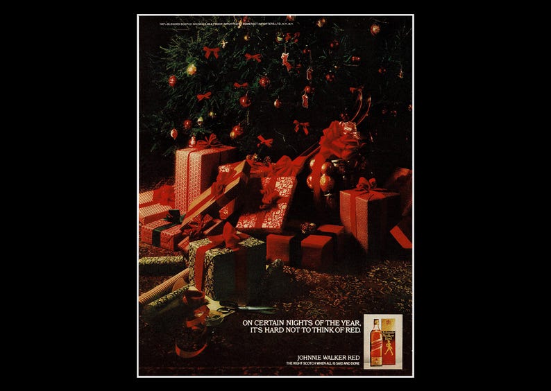 K&ouml;nnte beinhalten: Eine Vintage-Weihnachts-Werbung mit einem Weihnachtsbaum, der mit roten Schleifen und Ornamenten geschm&uuml;ckt ist. Darunter befinden sich zahlreiche Geschenkpakete in Rot und Gr&uuml;n. Der Text lautet: "On certain nights of the year, it's hard not to think of red." Eine Flasche Johnnie Walker Red ist ebenfalls abgebildet.