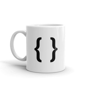 以下が含まれることがあります： 黒い波括弧のグラフィックが描かれた白いセラミック製のコーヒーカップ。