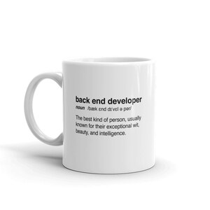 Può includere: Una tazza da caffè in ceramica bianca con un design nero che recita "back end developer" e definisce il termine come "Il miglior tipo di persona, generalmente noto per il suo eccezionale ingegno, bellezza e intelligenza."