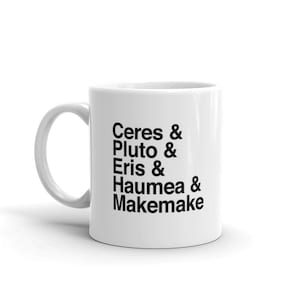 Puede incluir: Taza de cerámica blanca con texto negro que dice "Ceres & Plutón & Eris & Haumea & Makemake".