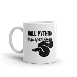 Könnte beinhalten: Eine weiße Keramik-Kaffeetasse mit einer schwarzen Silhouette einer Königspython und dem Text "Ball Python Whisperer".