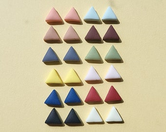 Petits clous d&#39;oreilles triangulaires 6 mm • Boucles d&#39;oreilles minimalistes en pâte polymère