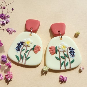 Orecchini a forma di fiore in argilla, gioielli primaverili fatti a mano, regalo per lei, gioielli botanici