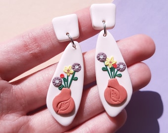 Pendientes de arcilla de flores • Pendientes colgantes florales • Joyería hecha a mano • Primavera • Regalo para mujeres