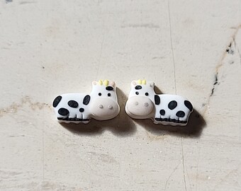 Kolczyki Tiny Cow, Uroczy prezent dla niej w kształcie krowy, Biżuteria ze zwierzętami gospodarskimi, Ręcznie robiona biżuteria z gliny polimerowej
