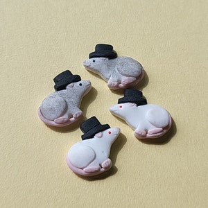 Fancy rat met hoge hoed oorknopjes • Schattige rattensieraden • Uniek kerstcadeau voor rattenliefhebbers • Kousvuller • Eigenzinnig vakantiecadeau