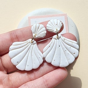 Minimalist White Shell Polymer Clay Earrings, Elegant Bridesmaid Earrings, Wedding Jewelry Gift for Her, Cute Beach Jewellery