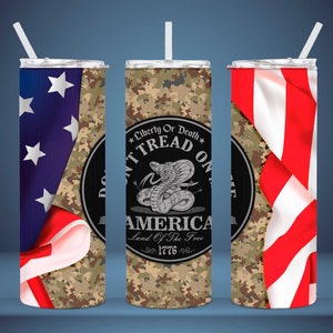 Könnte beinhalten: Drei Edelstahlbecher mit patriotischem Thema. Die Becher zeigen ein Tarnmuster mit einem amerikanischen Flaggen-Design und den Text "Don't Tread On Me" mit einer Schlange und den Worten "Liberty or Death" und "America Land of the Free 1776".