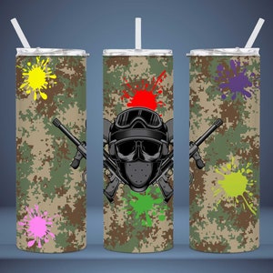 Puede incluir: Tres vasos de acero inoxidable con un patrón de camuflaje y salpicaduras de pintura. El vaso del centro presenta una máscara de paintball negra y dos pistolas de paintball cruzadas.