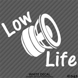 以下が含まれることがあります： サブウーファーと「Low Life」というテキストが書かれた白いビニールステッカーです。