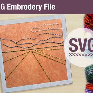 Może przedstawiać: Cyfrowy plik do haftu przedstawiający krajobraz z niebieskim niebem, wzgórzami i polem zielonych linii. Plik jest oznaczony jako "SVG" i nadaje się do użycia z maszynami do haftu.