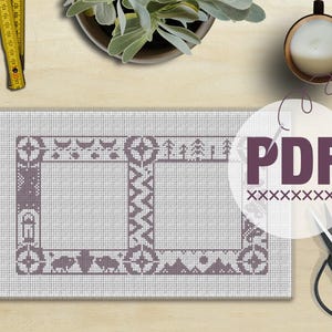 Può includere: Un set di tre tazze in ceramica con finitura opaca e macchiettata. Le tazze sono nei toni del crema, grigio chiaro e grigio scuro. Ogni tazza ha un design semplice e minimalista.