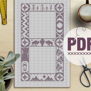 Può includere: Un modello a punto croce con un bordo decorativo nei toni del grigio e del bianco. Il design include forme geometriche, animali stilizzati e figure. L'immagine include anche un'icona PDF e forbici.