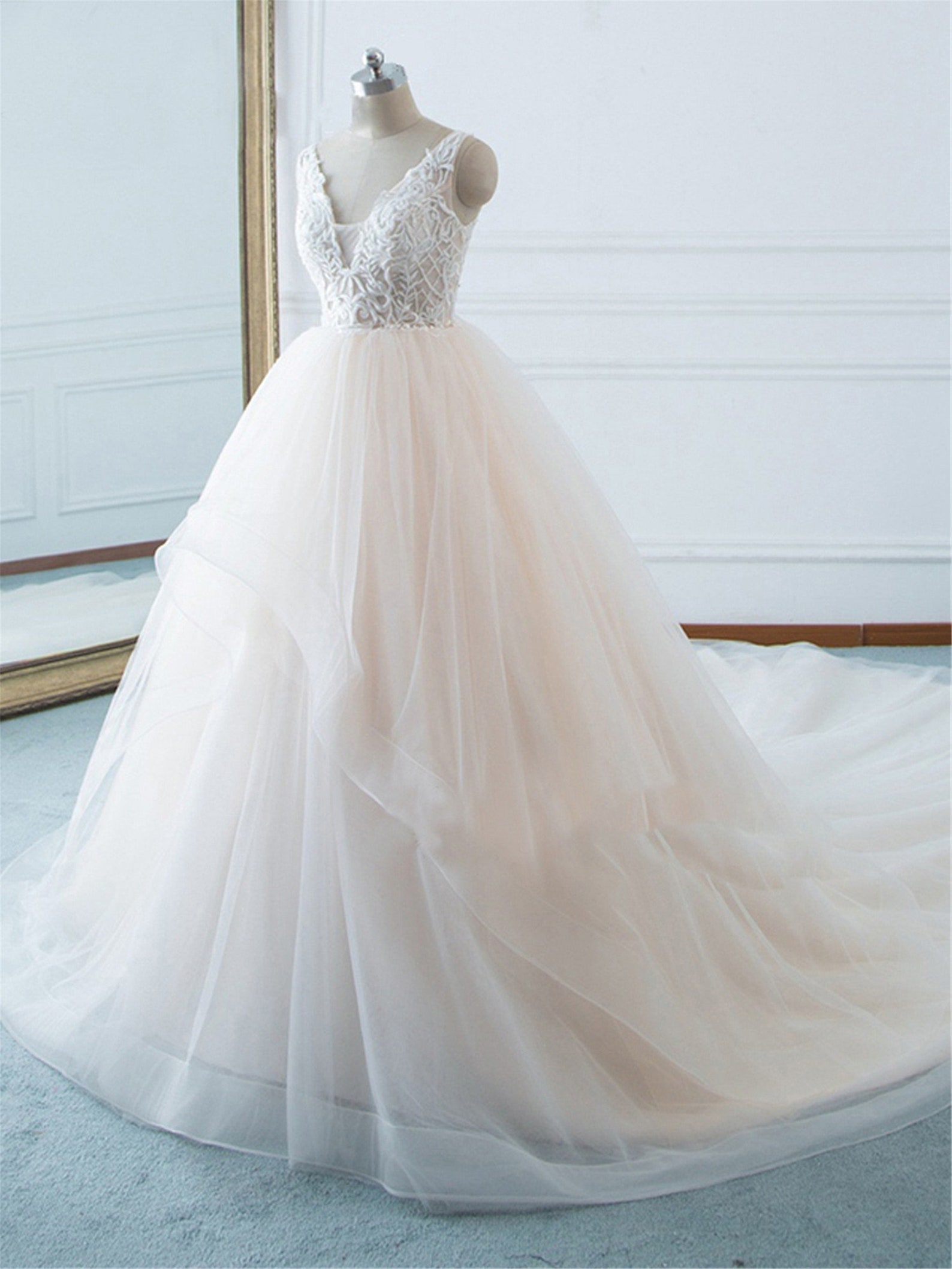 Hana von LABC Elegantes Aline Hochzeitskleid mit Lagenrock ...