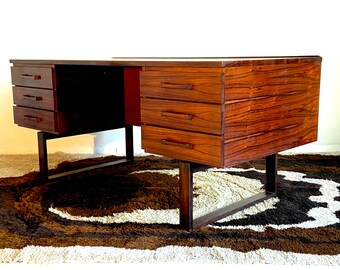 Stunning Danish rosewood desk - Jensen & Valeur for Dyrlund