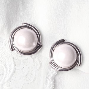 1980s White Pearl Earrings, 1980s Silver tone Pearl Earrings, Vintage Earrings, White Pearl Clip on Earrings, Pearl Clip on Earrings