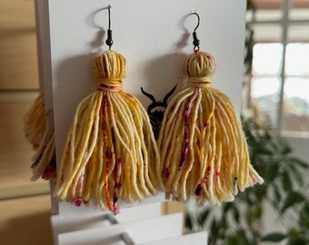 Speckle Yarn Tassel Earrings