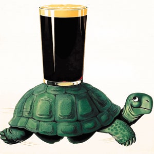 Op de afbeelding: Een groene schildpad met een glas donker bier op zijn rug. De schildpad loopt op een witte achtergrond.