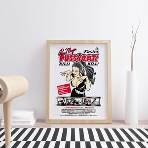 Puede incluir: Un p&oacute;ster de pel&iacute;cula vintage para la pel&iacute;cula "Faster Pussycat! Kill! Kill!" con una mujer con un atuendo de cuero negro y el t&iacute;tulo en rojo y negro.