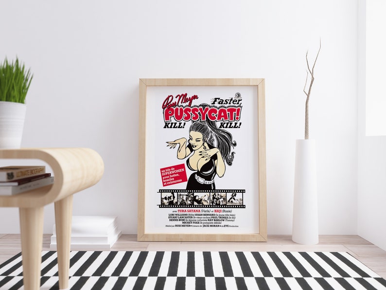 Puede incluir: Un p&oacute;ster de pel&iacute;cula vintage para la pel&iacute;cula "Faster Pussycat! Kill! Kill!" con una mujer con un atuendo de cuero negro y el t&iacute;tulo en rojo y negro.