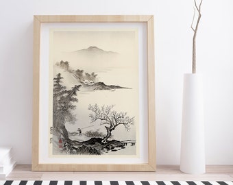 Puede incluir: Una pintura de tinta negra y blanca de un paisaje con montañas, árboles y una figura pescando en un lago. La pintura está enmarcada en un marco de madera clara y está colgada en una pared blanca.