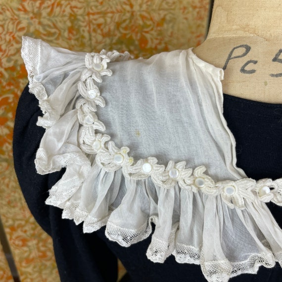 Vintage White Ruffled Collar with Floral Applique - image 6