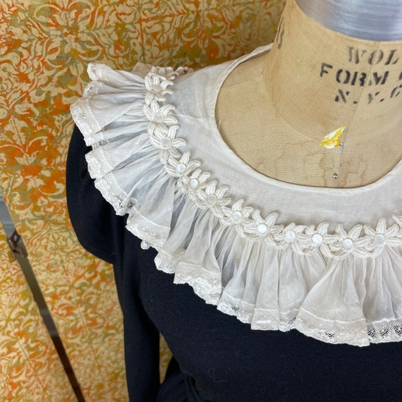 Vintage White Ruffled Collar with Floral Applique - image 4