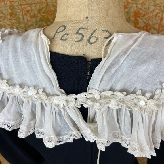 Vintage White Ruffled Collar with Floral Applique - image 9