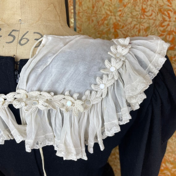 Vintage White Ruffled Collar with Floral Applique - image 7