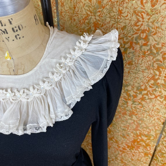 Vintage White Ruffled Collar with Floral Applique - image 5