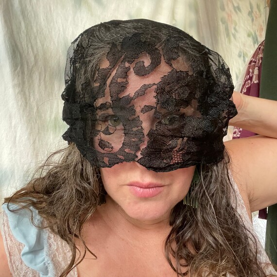 Vintage Black Lace Mantilla Black Lace Headscarf - image 3