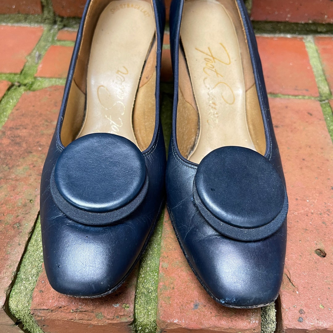 navy blue leather pumps