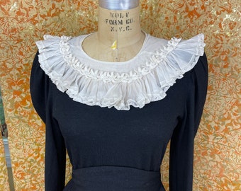 Vintage White Ruffled Collar with Floral Applique