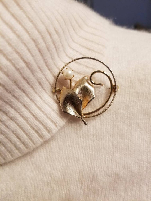 Vintage Golden Circular Floral Design Brooch With Pea Gem