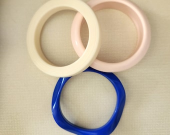 Vintage Lucite Bangle Bracelet: Chunky Colorful Acrylic Jewelry