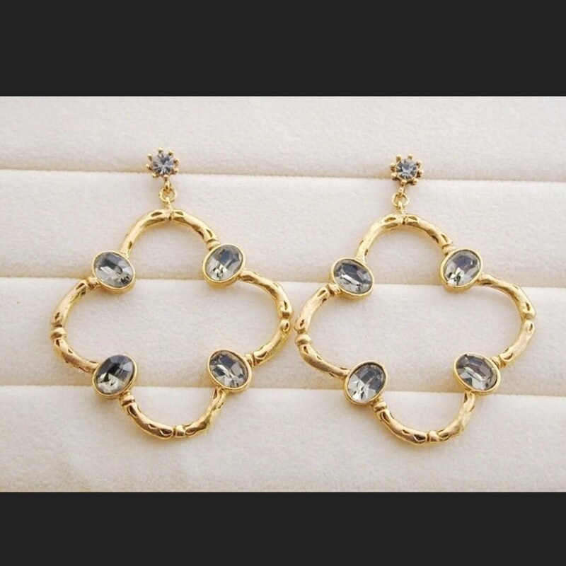 Boucles D'oreilles Vintage Gérard Yosca - Ton Or Avec Breloques Rustiques - Modèle PDSF 193