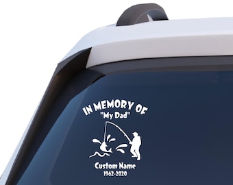 Peut inclure: Autocollant blanc pour vitre de voiture avec le texte "IN MEMORY OF 'My Dad'" et une scène de pêche. Comprend un espace pour un nom personnalisé et les dates 1962-2020. Conçu pour être appliqué sur la vitre arrière d'un véhicule.