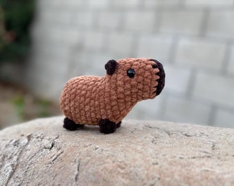 かぎ針編みのカピバラぬいぐるみ：ヘッドフォンとアイスクリーム付きの