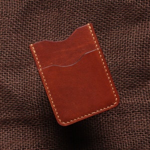 Tarjetero de cuero minimalista hecho a mano con cuero de brida inglesa Wickett & Craig de plena flor.
