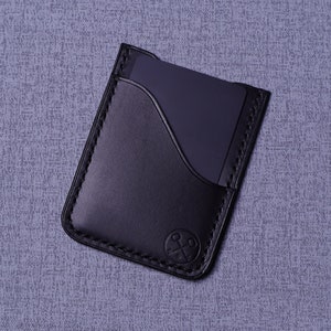 Cartera minimalista de cuero italiano hecha a mano.