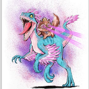 Può includere: Un dinosauro raptor blu piumato con la bocca aperta e accenti rosa, che trasporta un piccolo gatto marrone con una corona dorata e occhiali rosa che emettono due raggi laser rosa orizzontali su uno sfondo maculato viola e bianco.