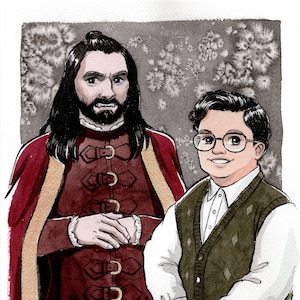 Puede incluir: Ilustración en acuarela de dos figuras. Una, con pelo largo negro y barba, viste un abrigo y capa burdeos. La otra, con gafas y chaleco verde, está a su lado. El fondo es un patrón gris texturizado. La firma del artista está en la esquina inferior derecha.