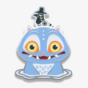 Pode incluir: Um alfinete de esmalte azul claro com uma criatura caricatural semelhante a um gato, com grandes olhos laranja e um sorriso largo. Uma pequena figura preta com um chapéu está sentada em cima da cabeça da criatura. O alfinete tem uma borda branca.