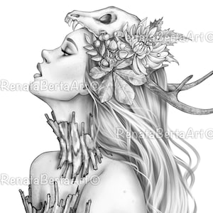 Puede incluir: Un dibujo a lápiz en blanco y negro de una mujer con el pelo largo que lleva una corona de cuernos, hojas y flores. La mujer está mirando hacia arriba y su expresión es serena.