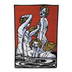 Könnte beinhalten: Ein gestickter Patch, der vier Frauen in einem Wasserbecken zeigt. Die Frauen sind nackt und haben langes, fließendes Haar. Der Hintergrund ist einfarbig rot. Der Patch ist von einem schwarzen Rand umgeben.